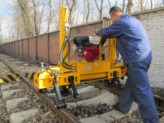 YQBJ-300x125型(xing)高行程(cheng)液壓起(qǐ)撥道機(jī)